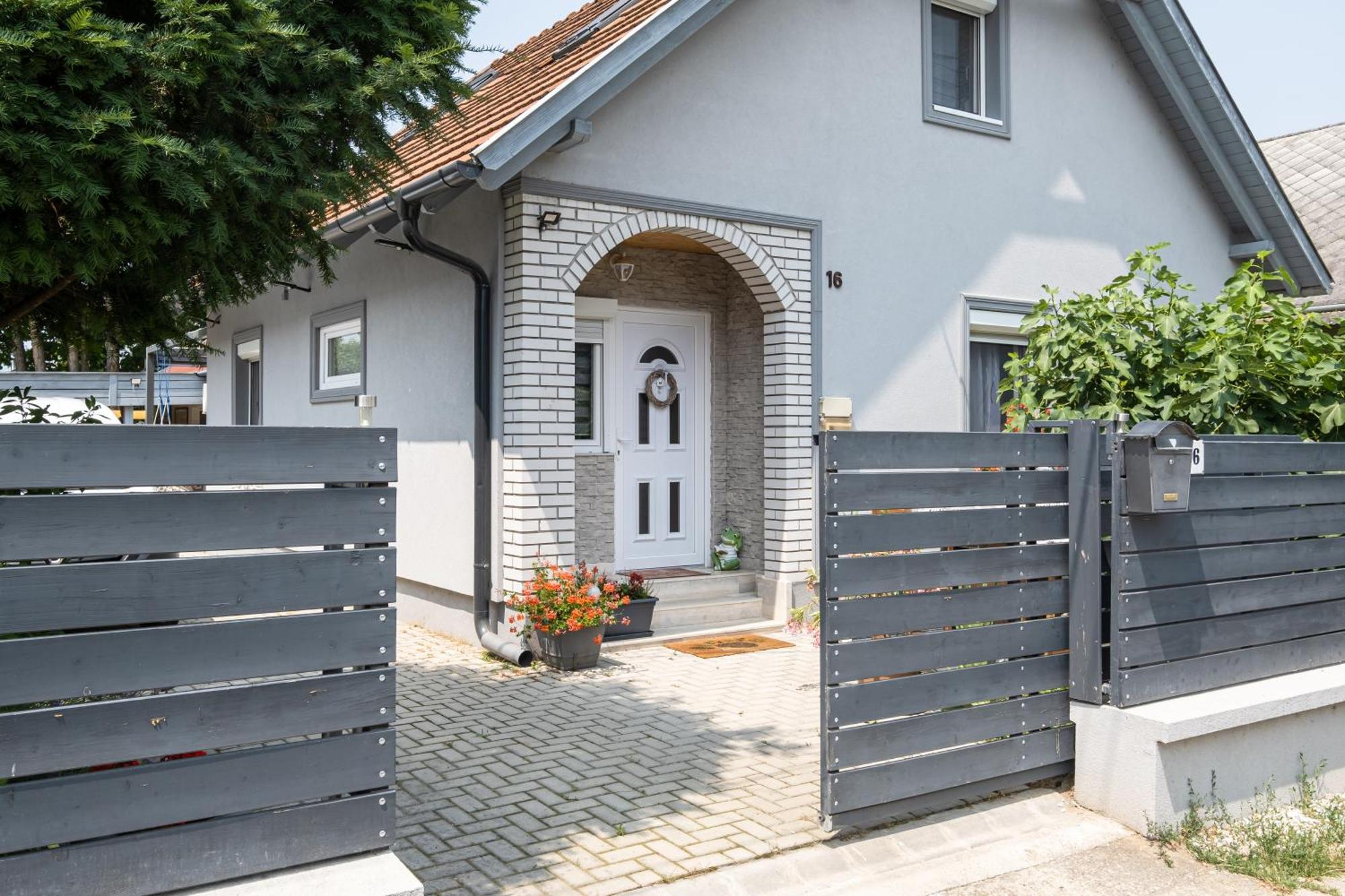 Апартаменты Szuerke Vendeghaz Balatonkenesen Экстерьер фото